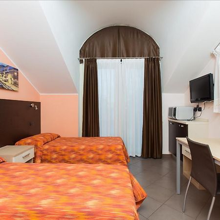 Residenza Villa Regina Monza Bagian luar foto